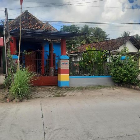 Red Beach Homestay Pasanggaran Exterior photo